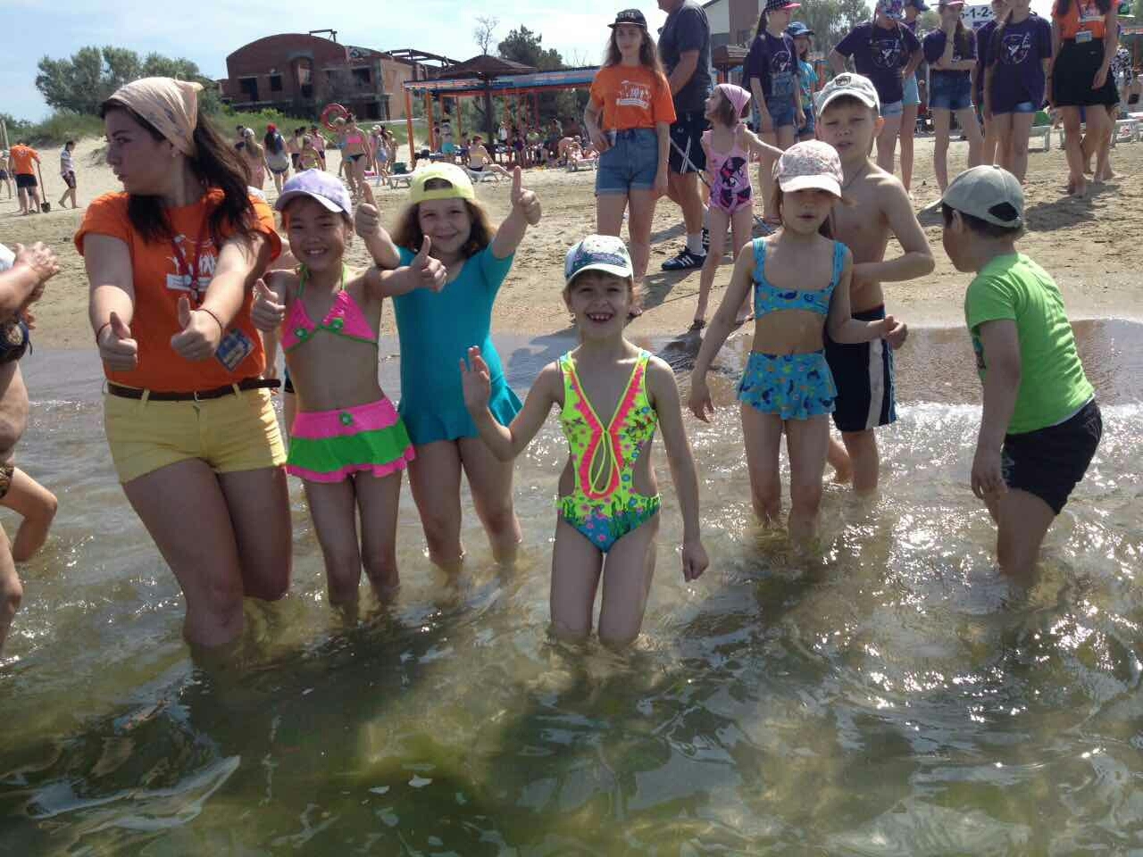 В лагере можно купаться. Купание детей в лагере. Детский лагерь купаться. Детский пляж. Детский лагерь пляж.